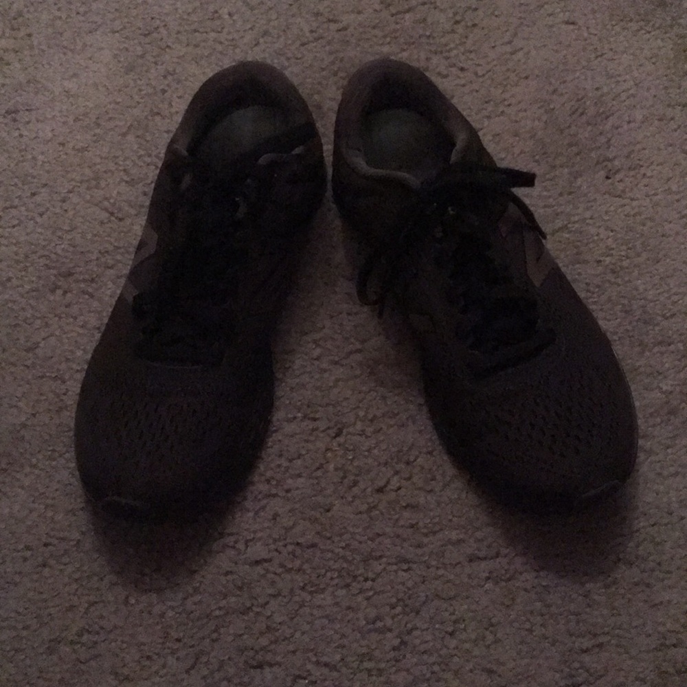 New Balance black tennis shoes